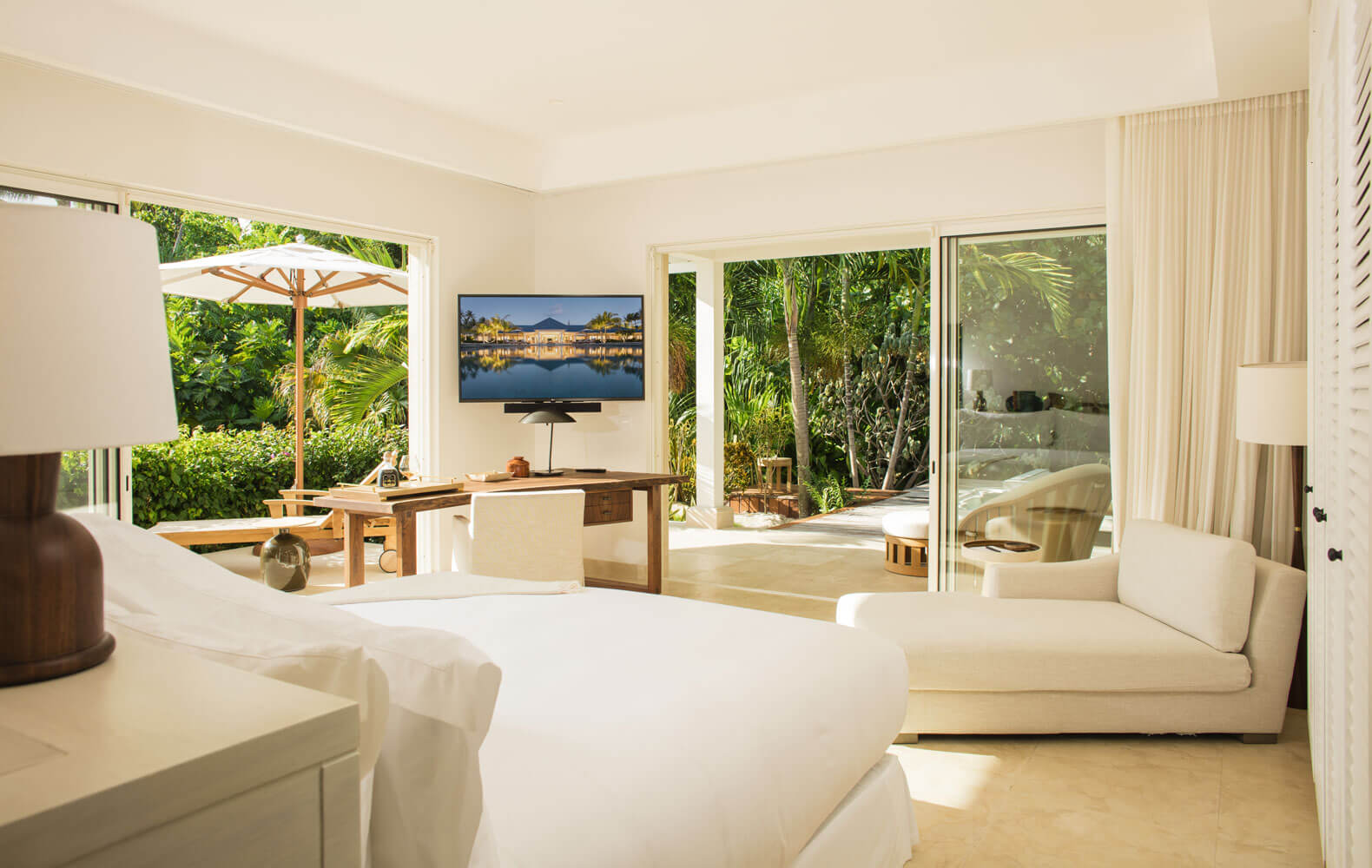 Suite principal de Bora Bora One abierta al jardín
