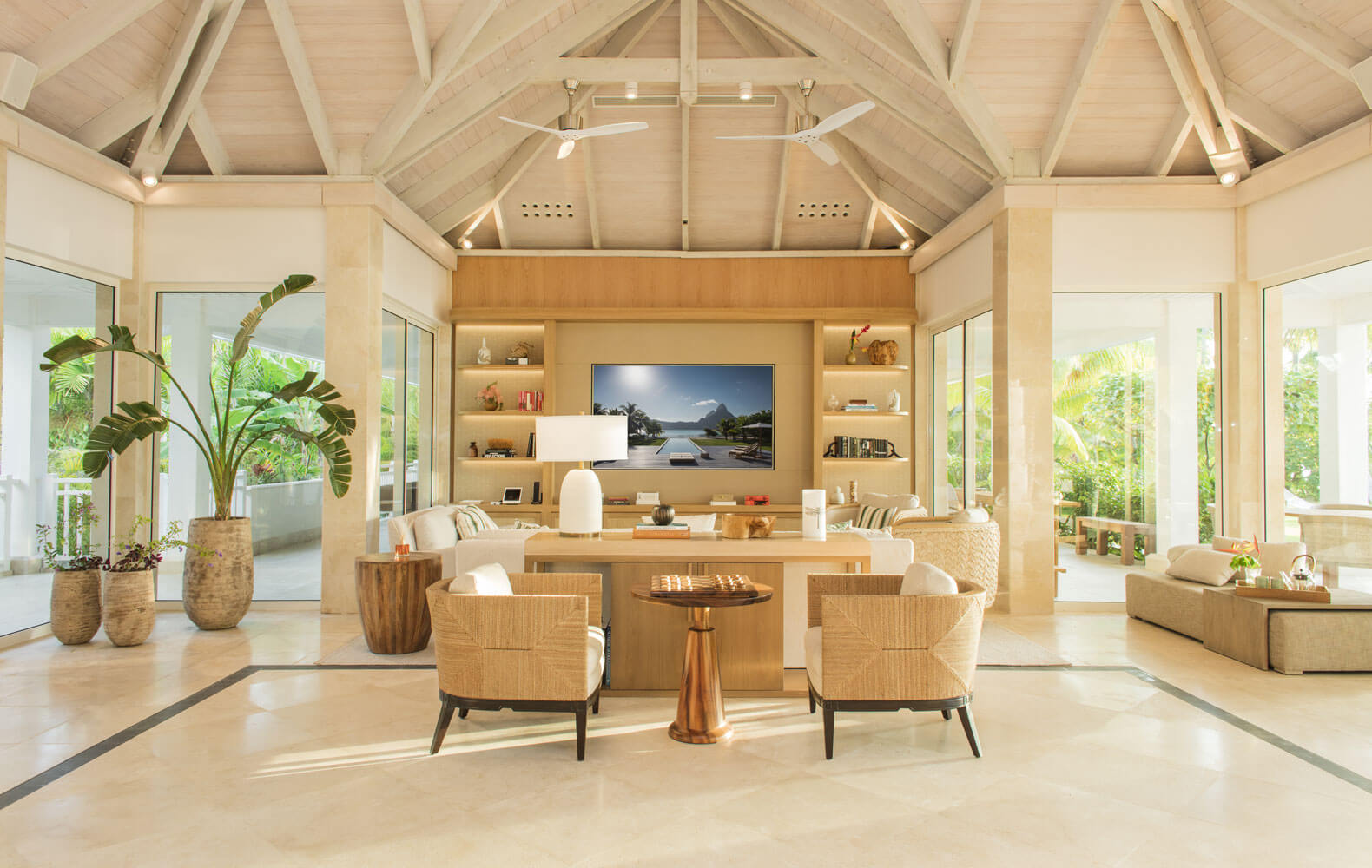 Gran sala abierta de Bora Bora One rodeada de jardines