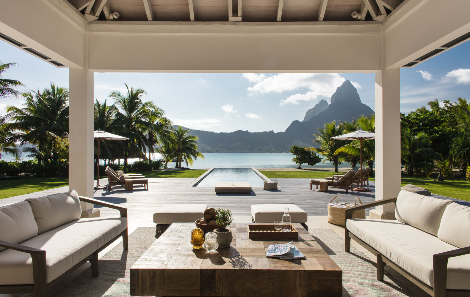 Sala exterior y alberca infinity de Bora Bora One