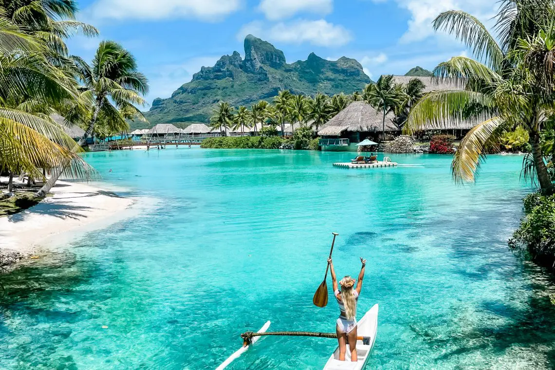 Paddle en la laguna turquesa de Bora Bora frente al Monte Otemanu